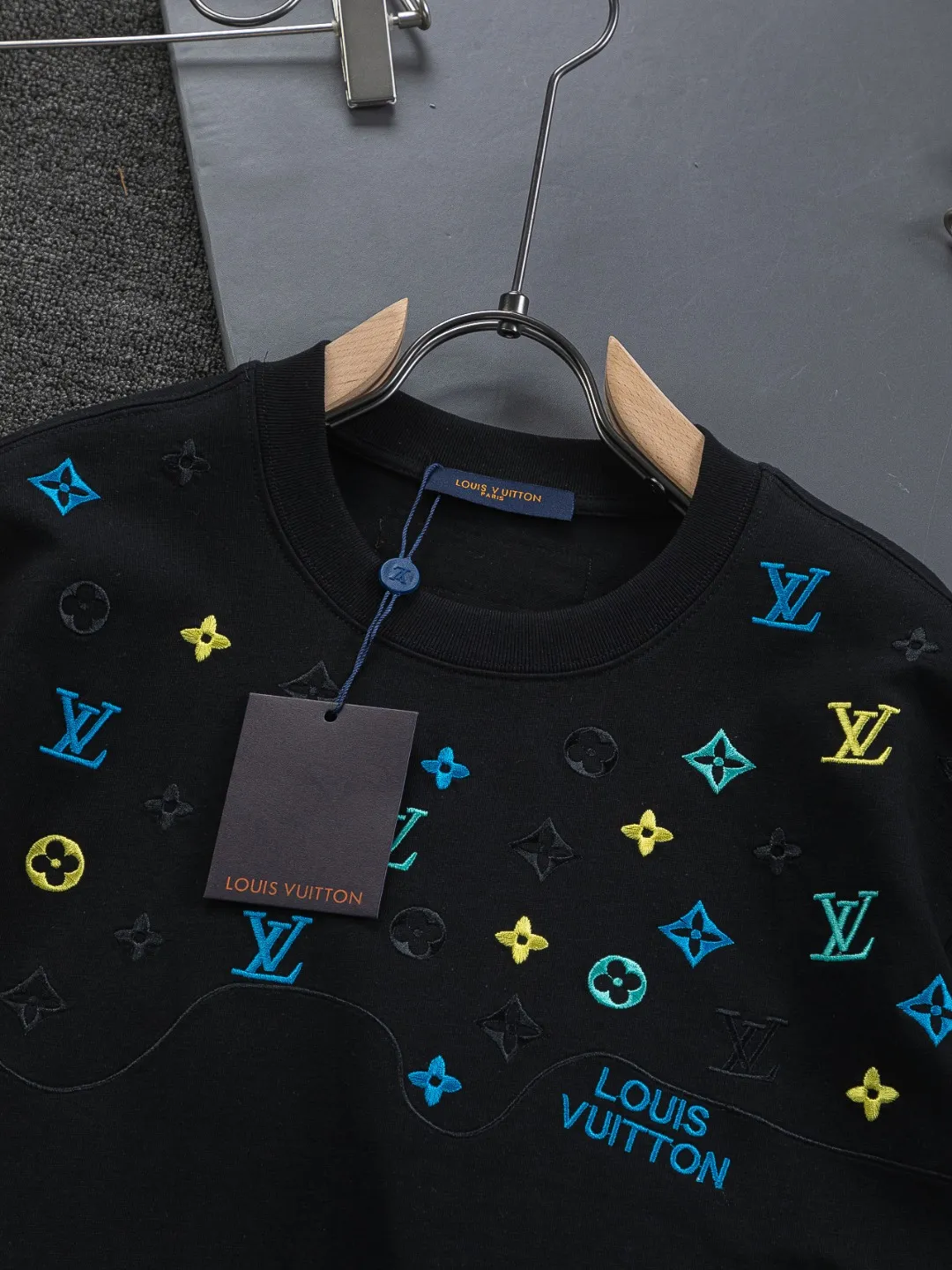 🅿️190 Louis Vuitton 1V LV micro-wide version S-XL LV 26ss new products are available at the counter simultaneously. Multiple craftsmanship. Colorful half-body digital full flower logo on the chest🪡 embroidery. Round neck short-sleeved T-shirt, same style for men and women! Consigned to one-to-one creation. Synchronized with the official website, pure cotton fabrics at the counter! It is close to the skin and comfortable, durable and easy to wear. It has a classic and simple logo design and meticulous original craftsmanship. Short-sleeves, a must-have item for men, do not appear to be the same for the general public, but must be unique and eye-catching. This LV short-sleeve is all about quality, comfort, the same shape and fashion as always, including fabrics and cutting techniques. All of them have been made with great effort! 320 grams of washed pure cotton fabric, pure cotton is breathable, very refreshing and comfortable for daily wear. The rib knitting on the neckline is smooth and tight, and the neckline will not be skewed if you toss it at will. The loose version, you will find that it looks really good on the upper body. The overall is minimalist and neat, super versatile for daily use! Pair it casually with a pair of pants for a youthful look. A T-shirt will make your outfit crazy. It is a fashionable item that can never go wrong! Color: Black White Size: S-XL Size chart: S: Shoulder width 45.5-Bust 52-Length 70 M: Shoulder width 47-Bust 54-Length 72 L: Shoulder width 48.5-Bust 56-Length 74 XL: Shoulder width 50-Bust 58-Length 76